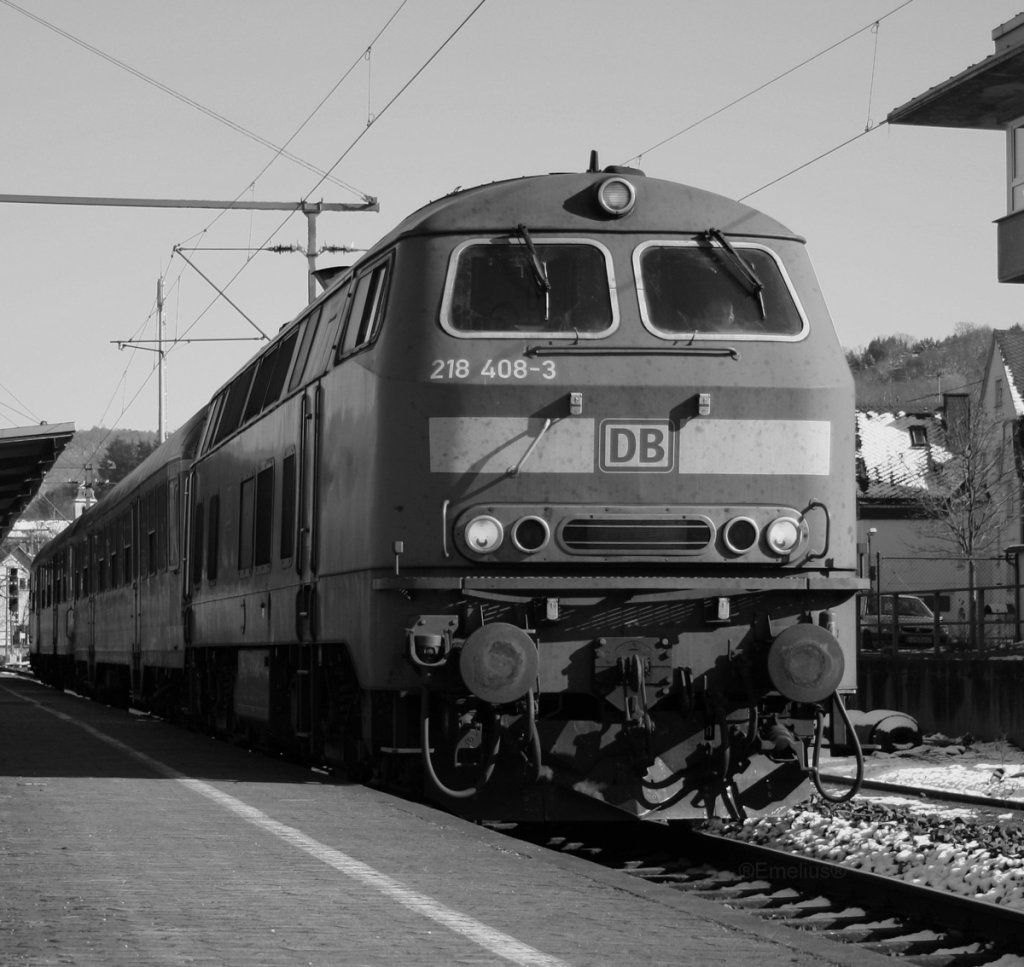 Und nocheinaml dier 218 408 doe sich jetzt auf den Weg die Steilstrecke nach Emmelshausen zu �berwinden. Ach wenn es doch nur sch�n warm w�re, dann w�rde ich mich in die Silberlinge setzten, das Fenster �ffnen und meinen Kopf als Richtung Lok richten um so den Klasse 16 Zyliner Motor Sound genissen und ein Paar Abgaswolken einatmen, auch wenn dies Gesundheitsgef�hrdent ist. 

Patrick E.