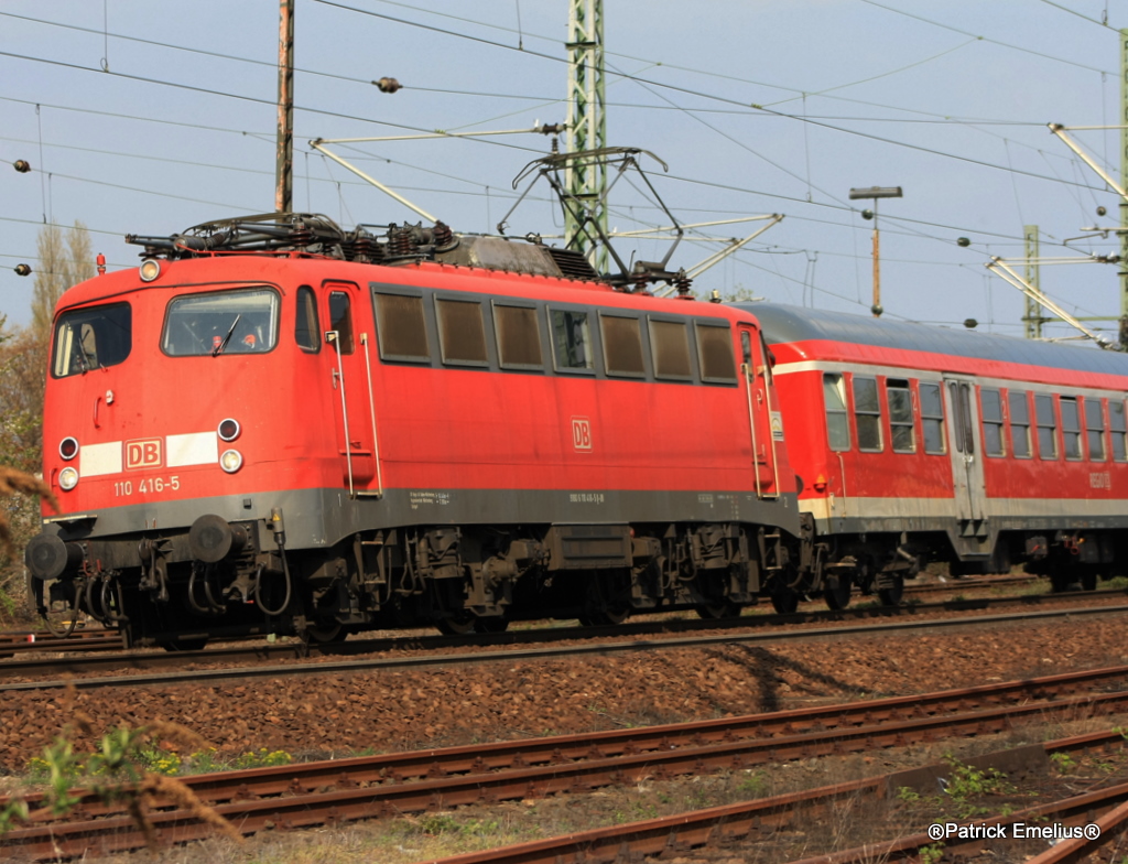 Und nochmals die 110 416-5 mit voller Breitseite und den Drei-L�wen-Emblem am hinteren F�hrerstand. Am 20.04.2010 legt sie sich nahc Bingen (Rhein) Hbf.