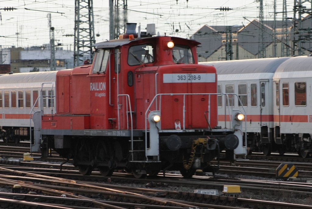 Und nochmals die 363 218-9. Beim randalieren in Frankfurt.

Patrick E.