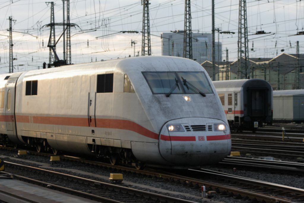 Und nochmals der selbe ICE 1 nun aber der noch f�hrende Triebkopf. Der hat sich aber sehr kr�ftig eingesaut.

Patrick E.