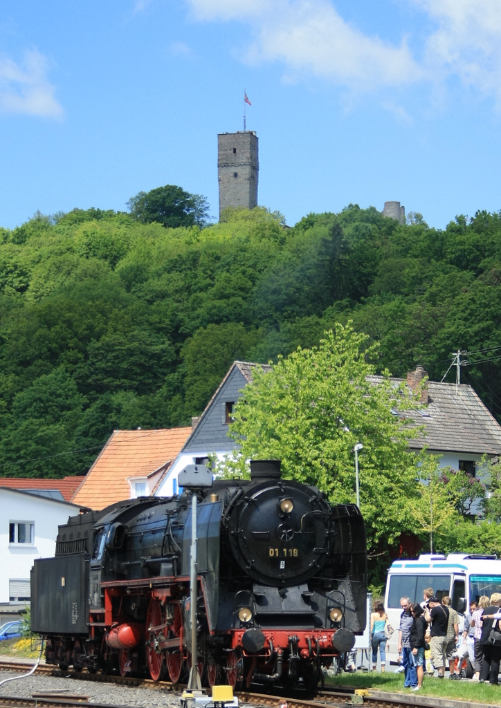 Und vor der Burg K�nigsstein wartet 01 118 darauf das der Wasservorrat am 23.05.2010 wieder aufgef�llt ist. Ein Bild ohne Fuzzis im Gleis!