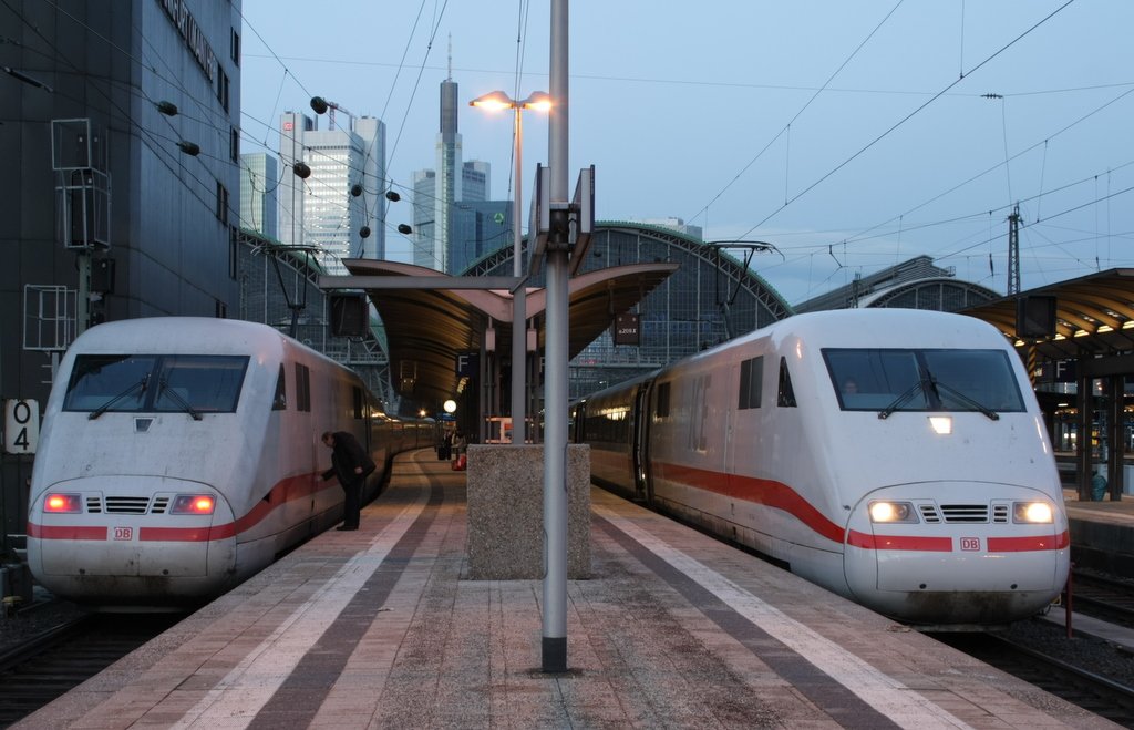 Und was nun. Der linke ICE scheint defekt zu sein. Zwei Minuten nach Abfahrt bewegte er sich keinen Meter vom Fleck. Der Lokf�her schaltete das Spitzenlicht um und eilte nach hinten zum anderen F�hrerstand. der rechte ICE durfte also fr�her raus, hatte aber trotzdem +5. Der linke ICE hatte bei der Entg�ltigen Abfahrt +20. Beim betrachten des hinteren Triebkopfes kam es mir so vor das die Bremse des hinteren Drehgestells nicht zu l�sen war. Na ja hoffentlich ging noch alles gut.

Patrick E.