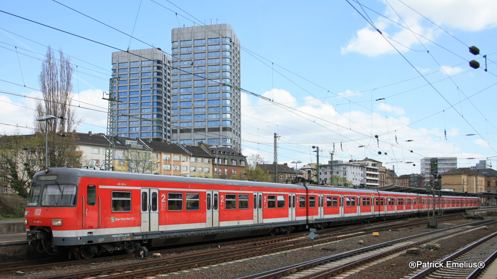 Und wer weiss wie lange so ein Bild noch m�glich ist. Also einmal 420 als Vollzug in voller Breitseite bei der Ausfahrt aus Mainz Hbf.

