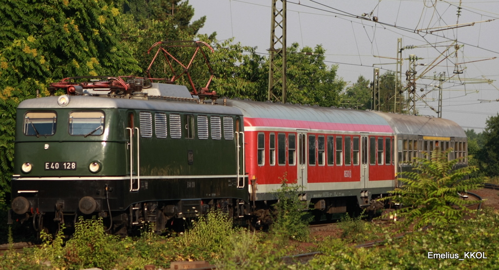 Unser Museumszug fuhr nicht wie von mir gedacht durch den Mainzer Hbf und so entstand am 12.07.2010 eine Aufnahme ohne viel Luft als der Zug Mainz Bischofsheim passierte. Er fuhr n�hmlich durch den Rbf und somit �ber die G�terumgehungsstrecke.