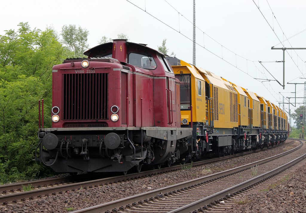 V100 1223 der NESA mit SPENO Bauzug in Porz Wahn am 20.05.2011