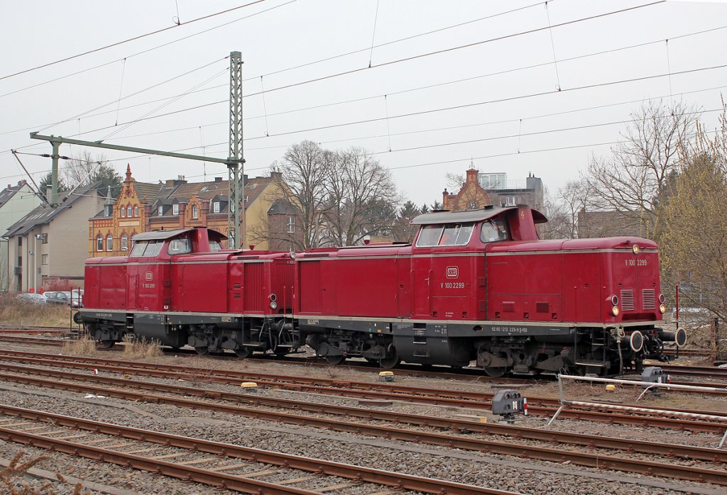 V100 2299 (212 229-9) und V100 2091 (212 091-1) der VEB in H�rth-Kalscheuren am 05.04.2013