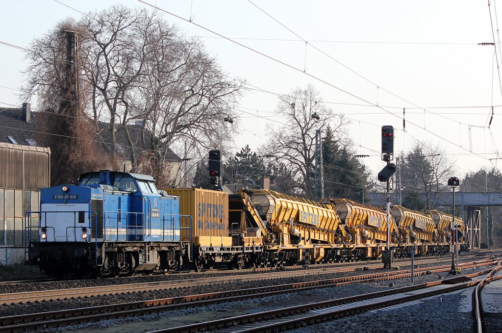 V100-SP-010 mit Spitzke Gleisbauzug bei Br�hl Vochem am 08.02.2012