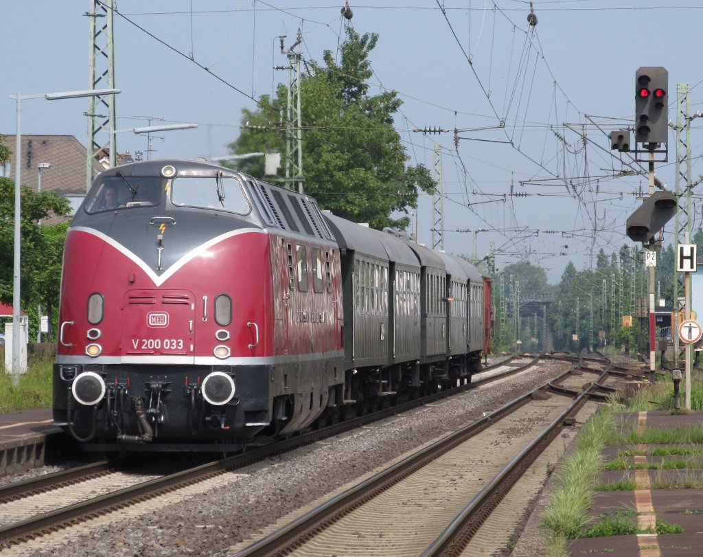 V200 033 der Hammer Eisenbahnfreunde am 21.5.2011 durch Bad H�nningen.