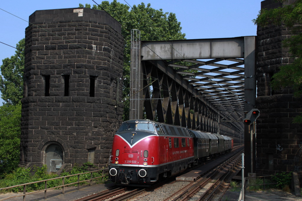 V200 033 der Hammer Eisenbahnfreunde f�hrt �ber die Rheinbr�cke bei Urmitz. Am 21.05.2011