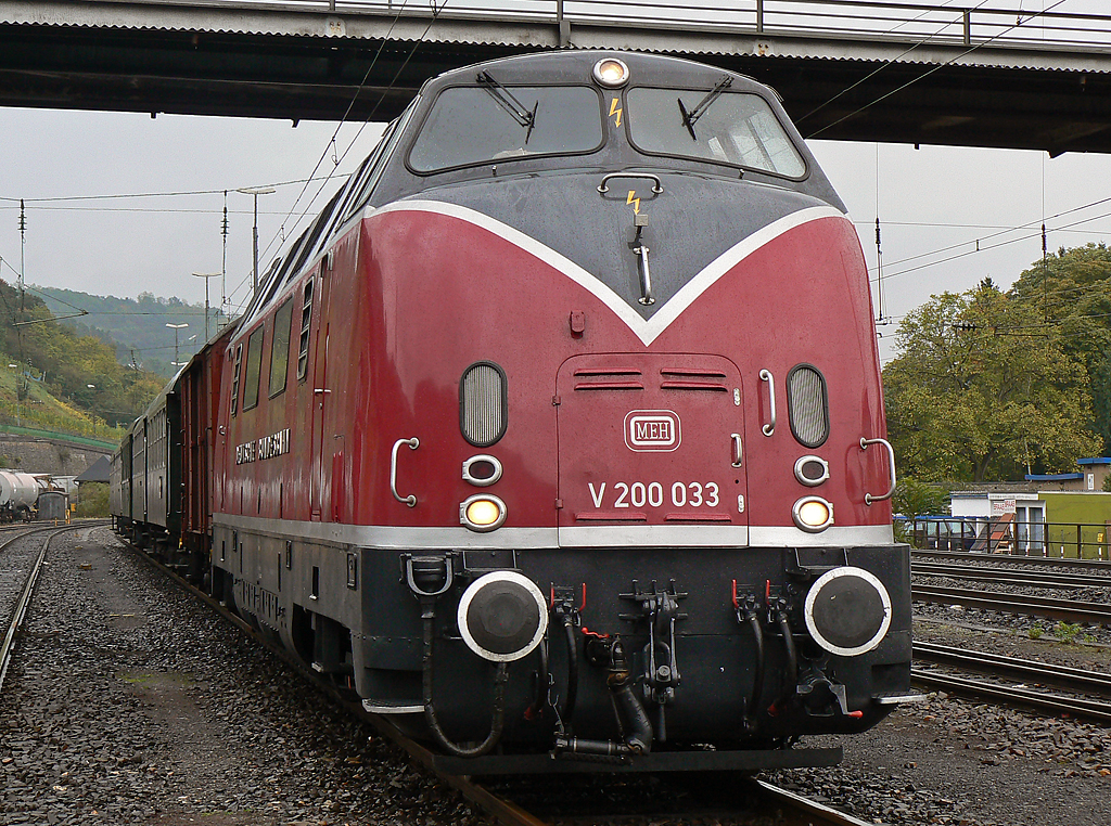 V200 033 der Hammer Eisenbahnfreunde macht ein 2 1/2 st�ndiges P�uschen in Linz(Rhein), Gru� an die MEH !!!
