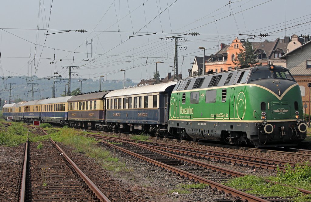 V200 053 mit Rheingold Garnitur in Koblenz L�tzel am 21.05.2011