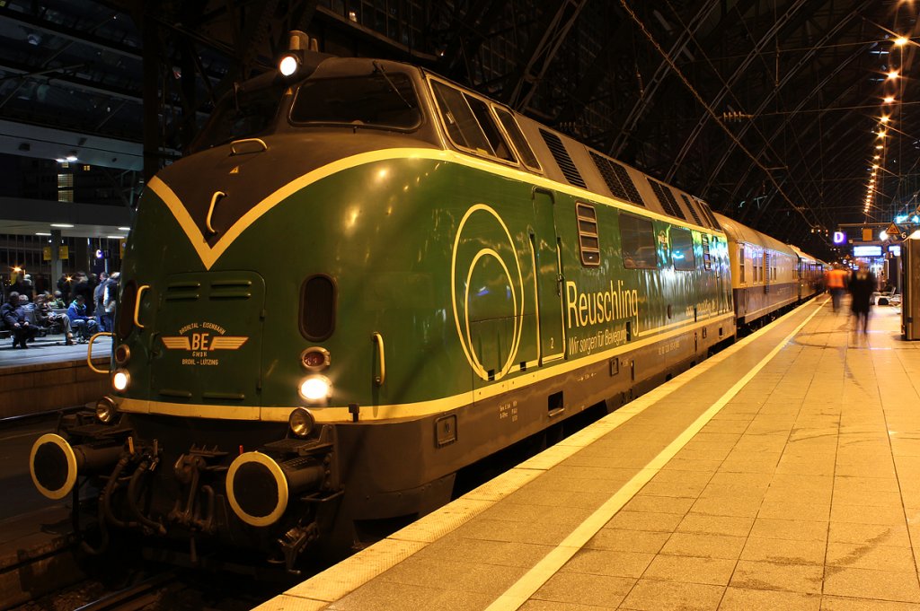 V200 053 mit Rheingold Sonderzug aus Trier kommend in K�ln Hbf am 10.12.2011