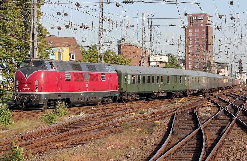 V200 116 mit dem  Alsterkurier  bei der Einfahrt in K�ln Hbf am 07.05.2011