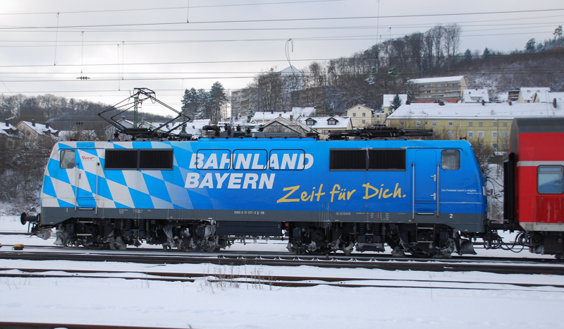 Volle Breitseite der 111 017-0, Bayern, aufgenommen am 27.12.10, bei der Durchfahrt durch Treuchtlingen.