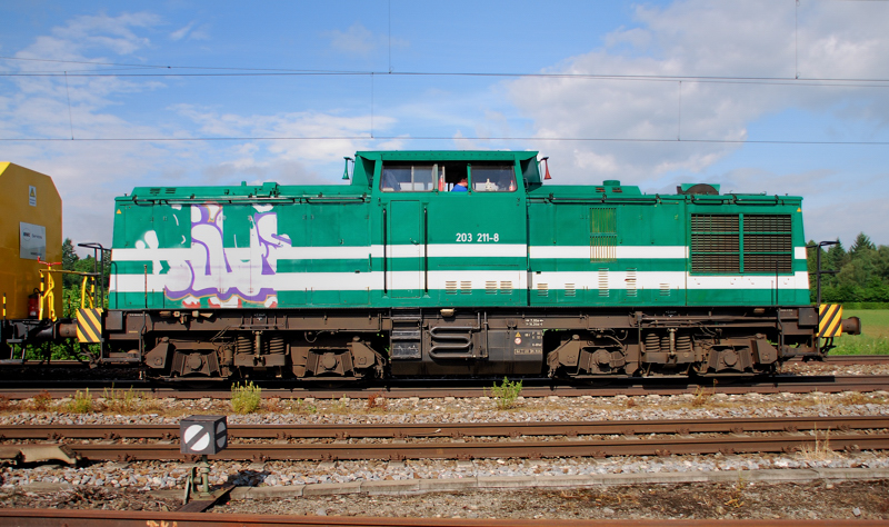 Volle Seite der 203 211-8, aufgenommen am 07.06.10, bei der Durchfahrt durch Gersthofen.