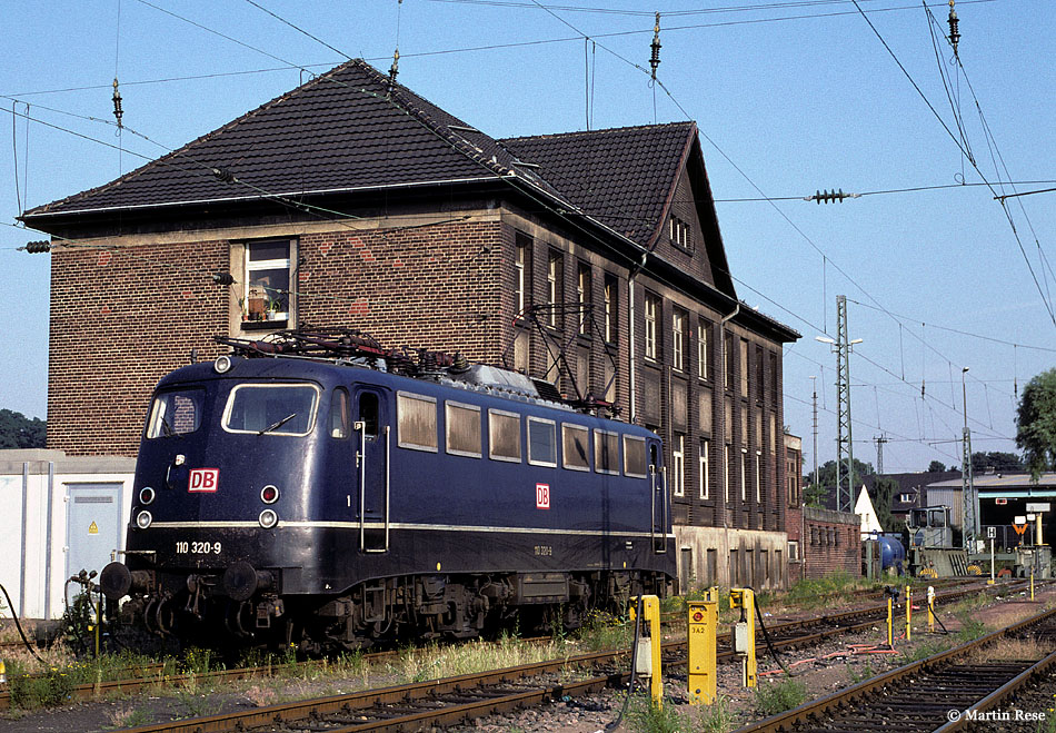 Vor dem inzwischen abgerissenen Kantinengeb�ude in K�ln Bbf r�ckt die 110 320 zum n�chsten Einsatz aus. 27.7.1998