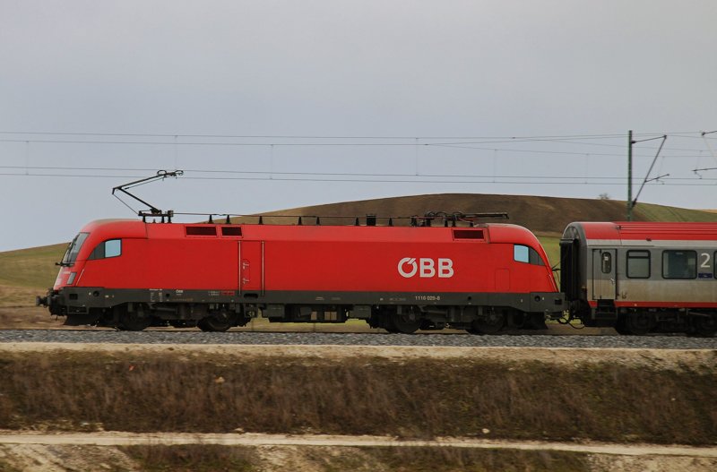 Vor noch nicht allzu langer Zeit h�tte mein Herz einen H�pfer gemacht! Damals war der 111 029-8 noch der Schweden-Taurus! Heute ist er wieder einer der anonymen roten �BB-Tauren. Aufgenommen am 26.02.10, auf der Strecke Ulm-Augsburg, kurz nach Burgau.