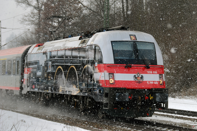 Vormittags im Schneetreiben Richtung M�nchen. 1216 020-8, aufgenommen am 22.02.13, in A�ling.