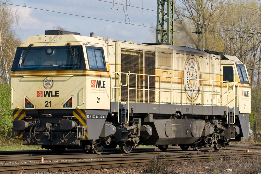Vossloh G 2000 BB
Lok 21 der Westf�lischen Landeseisenbahn (WLE) tr�gt eine Ganzwerbung f�r die westf�lische Brauerei Warsteiner.

Fotografiert am 10. April 2010 am Gnf K�ln-Gremberg.
100mm, ISO 160, F10, 1/400sec.
[ Nikon D200 + Sigma 100-300 F4 EX DG APO HSM IF ]

