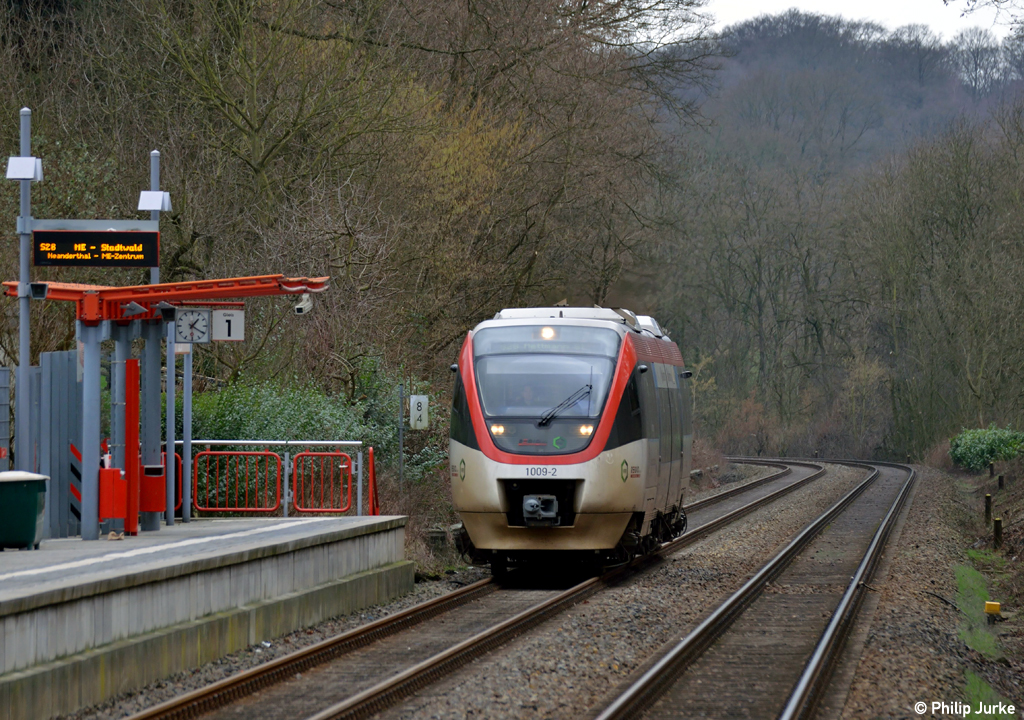 VT1009 mit der S28 (Kaarster See - Mettmann Stadtwald) am 03.02.2013 in Erkrath Nord.