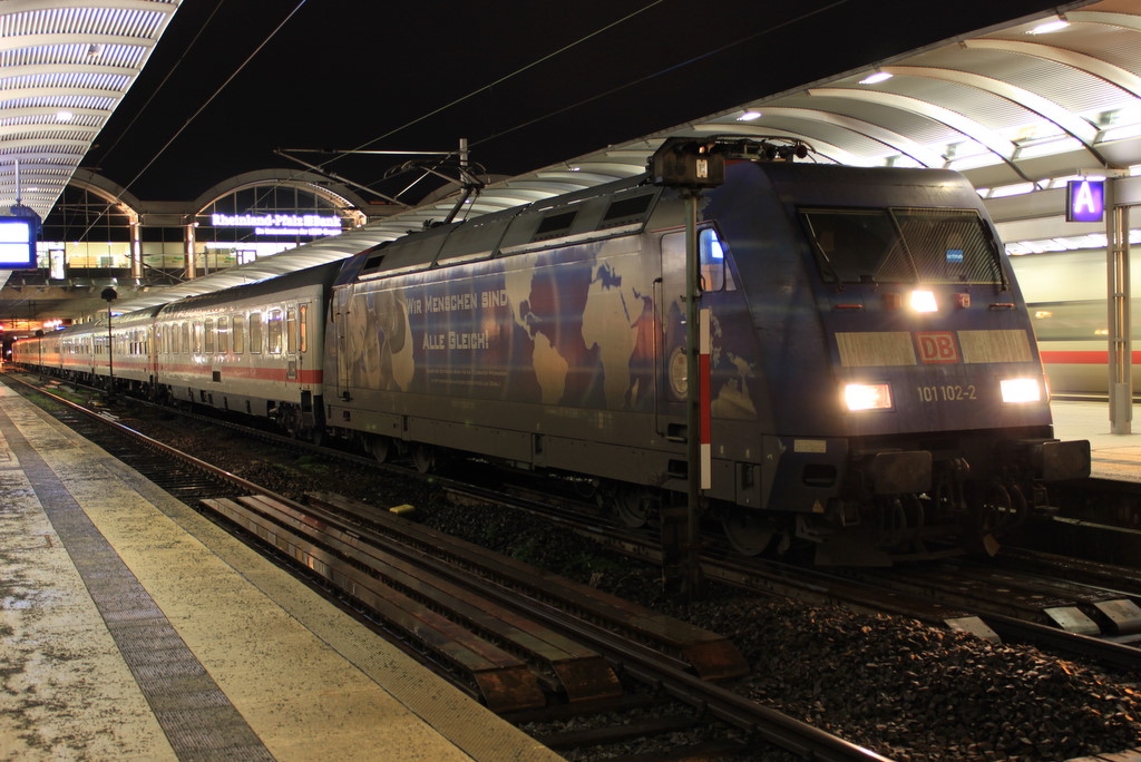 W�hrend 101 102 noch auf Ausfahrt nach Wiesbaden Hbf wartet, f�hrt neben an ein ICE aus. Am 17.01.2011 im Mainzer Hbf