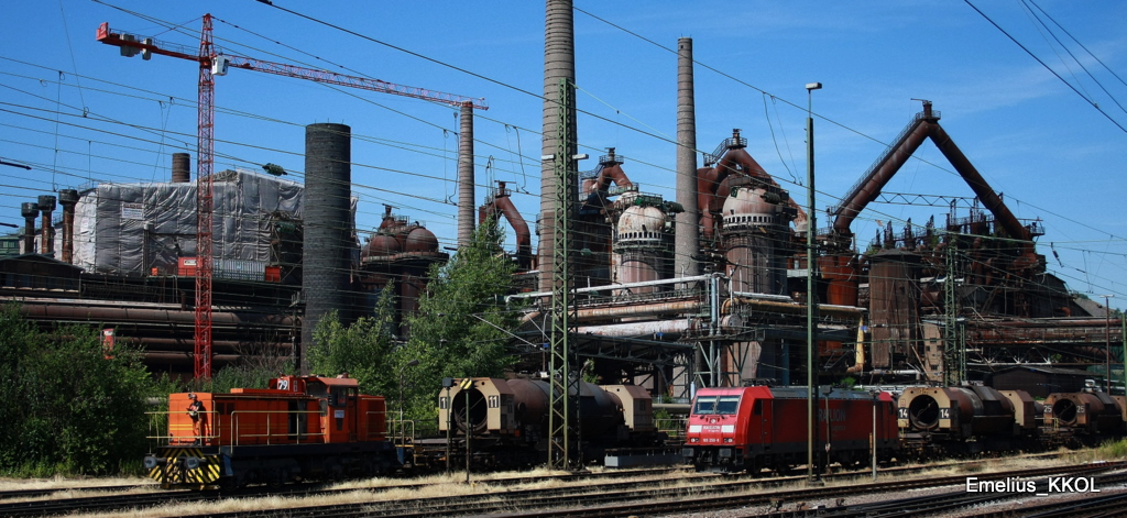 W�hrend im Hintergrund leere Torpedowagen f�r Fl�ssigenstahl bereitgestellt wird, rangiert die 185 ihren  Suppenzug  aus Dillingen in den hinteren Teil des V�lklinger Rbf`s am 08.07.2010