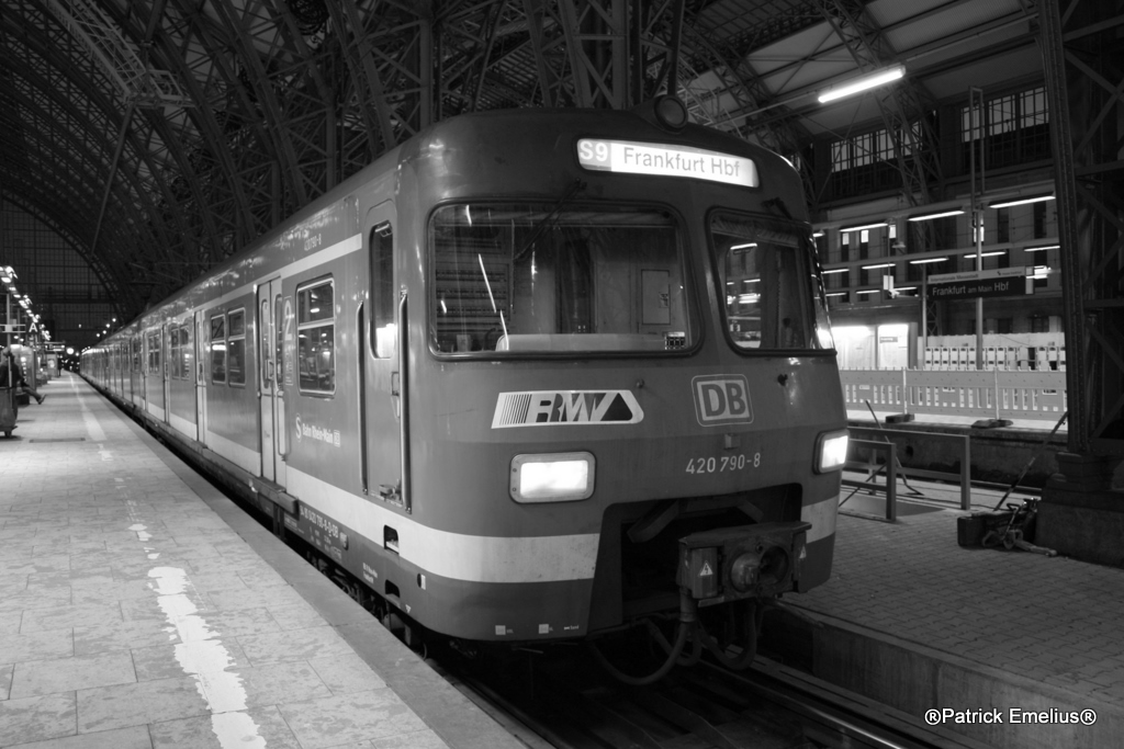 Warum immer verkehrsrot, schwarz-wei� sieht auch gut aus. Der 420 790-8 steht am abend des 17.04.2010 im Frankfurter Hauptbahnhof.