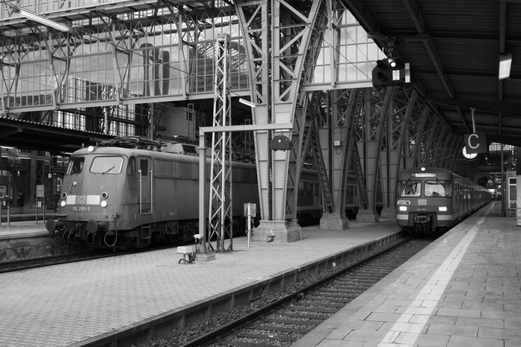 Weil man das Verkehrsrot nicht mehr sehen kann, mal ein Schwarz-Weiss Bild zweier Oldies. einmala die E10 und dann der ET420.

Patrick E.