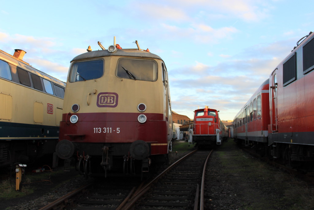 Wenn so langsam die Sonne untergeht, erscheinen unsere Museumslok im sch�nsten Licht des Tages. Hier ist es die 113 311 und 360 303. Abgeschnitten ist Blondie 217 014 und 141 355. Am 15.01.2011 im Eisenbahnmuseum Koblenz L�tzel