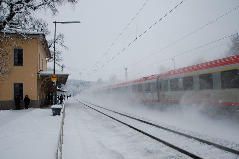 Winter im Bahnhof A�ling. EC Durchfahrt. Aufgenommen am 20.02.13.