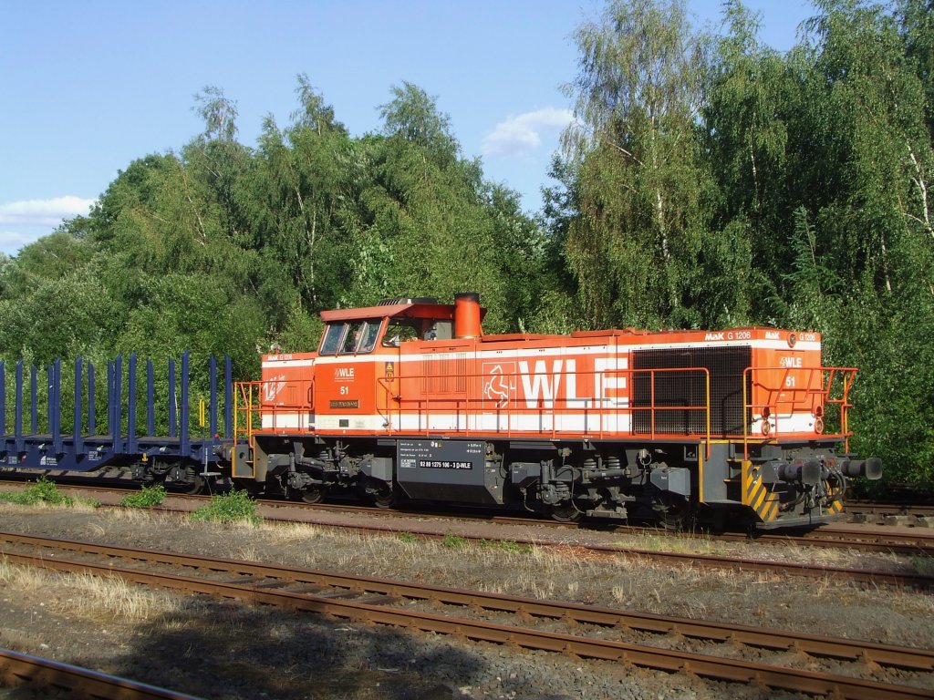 WLE (Westf�lische Landes-Eisenbahn) Lok 51 (eine MaK G 1206) mit leeren Guterzug muss am 15.07.2010 im Bereich vom Bahnhof Herdorf den Gegenverkehr aus Betzdorf abwarten.