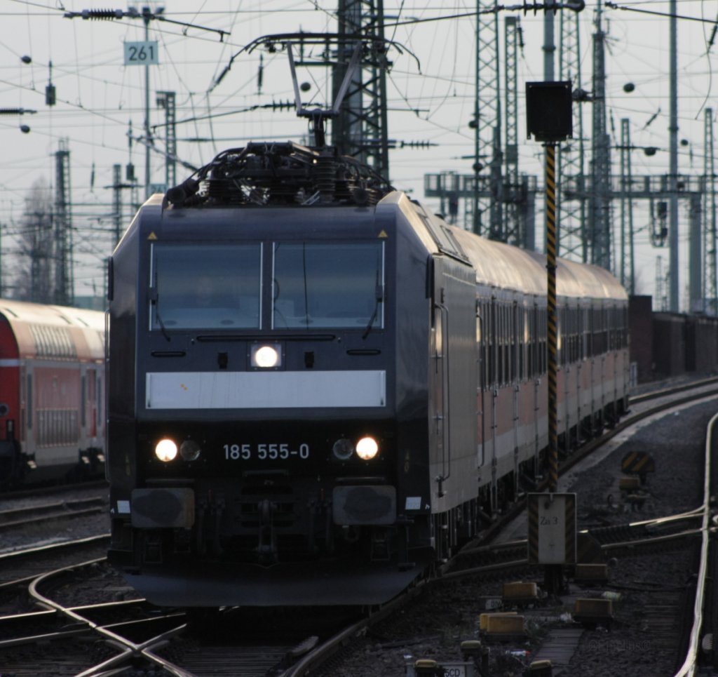 Yes we can, ich freute mich wie ein kleines Kind das der vermeintliche Ersatz mit den MRCE185 bespannt wird. Das bringt doch mal wirklich abwechslung in das ekelhafte Rot. Die 185 555-0 kommt von W�rzburg und wendet rasch um dort zur�ck zu fahren.
 
Patrick E.