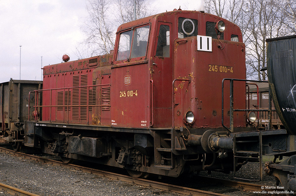 Zu den weniger bekannten Baureihen der Deutschen Bundesbahn z�hlt die Baureihe 245. Am 31.3.1983 wartet die, am 1.6.1979 z-gestellte und am 26.3.1980 ausgemusterte, 245 010 im Aw Paderborn auf ihr weiteres Schicksal. Zum Jubil�um  70-Jahre Ausbesserungswerk Paderborn , im Juli 1983, wurde die Lok noch einmal �u�erlich aufgearbeitet und im Werk ausgestellt. Dort war sie im September 1997 noch vorhanden, der Verbleib ist allerdings unbekannt ....