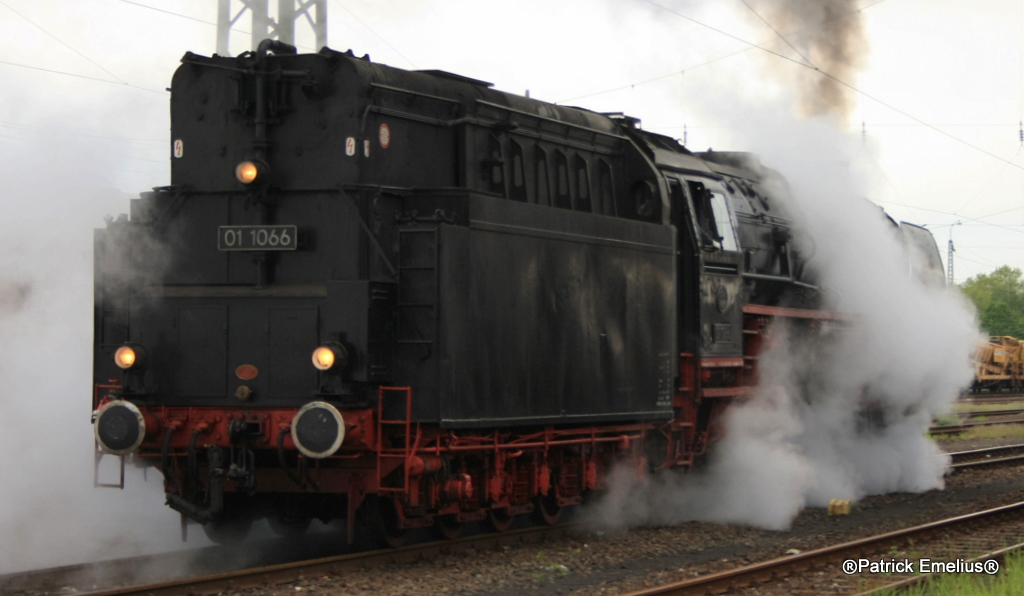 Zwar total zu gedampft, doch am Abend des 13.05.2010 lies die 01 1066 m�chtig Dampf ab und verlies f�r mich leider in falscher Richtung das Parade Gel�nde.