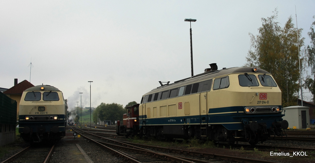 Zwei Blondinen neber einander. Die 216 024 wartet am ehemaligen Stellwerk Frankenberg an der Eder. Am 23.10.2010 wird die 217 014 von einer K� rangiert.