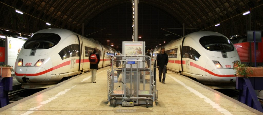 Zwei ICE in Frankfurt Hbf, Gleis 18/19. Einer hatte nach seiner Fahrt eine  Zahnl�cke .

Patrick E.