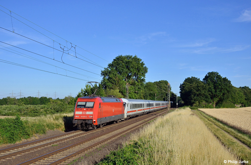 101 018-0 mit dem EC 114 (Klagenfurt Hbf - Münster(Westf)Hbf) am 10.07.2015 zwischen Roisdorf und Sechtem.
