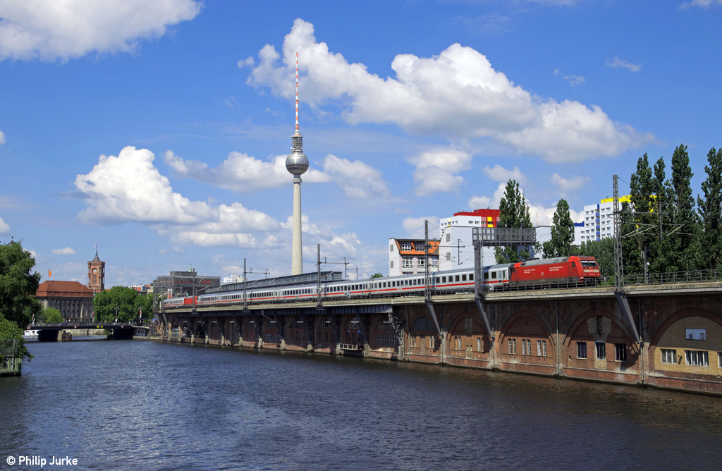 101 019-8 und 101 094-1 mit dem IC 2388 (Frankfurt(Main)Hbf - Berlin Ostbf.) sowie dem IC 2222 (Aachen Hbf - Berlin Ostbf.) am 30.05.2014 an der Berliner Jannowitzbrücke.
