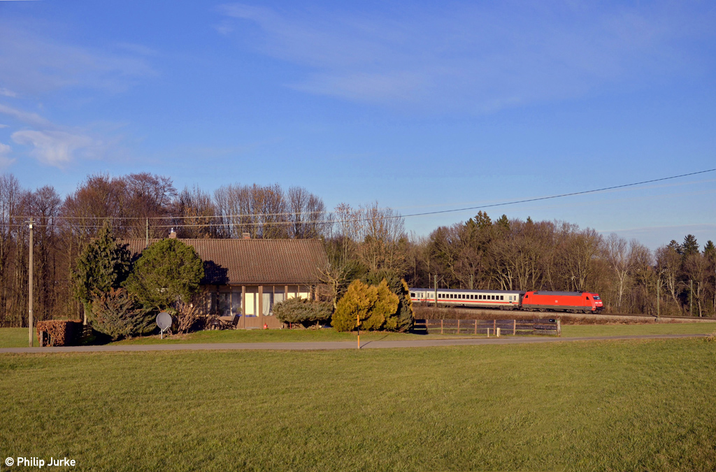 101 021-4 mit dem EC 115 (Münster - Klagenfurt) am 28.12.2013 bei Gutmart.
