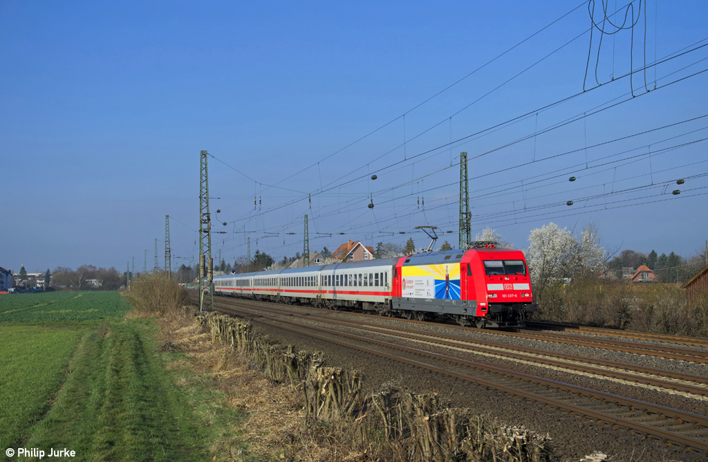 101 037-0 mit dem IC 132 (Norddeich-Mole - Luxembourg) am 05.03.2014 bei Duisburg-Rahm.
