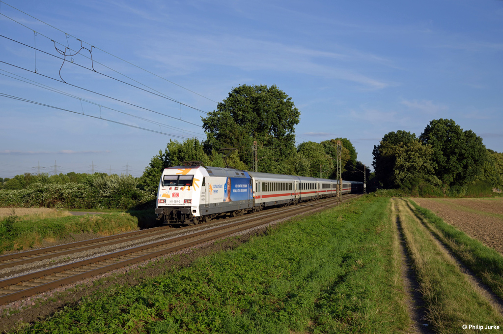 101 055-2 mit dem EC 114 (Klagenfurt Hbf - Dortmund Hbf) am 07.08.2016 bei Bornheim.
