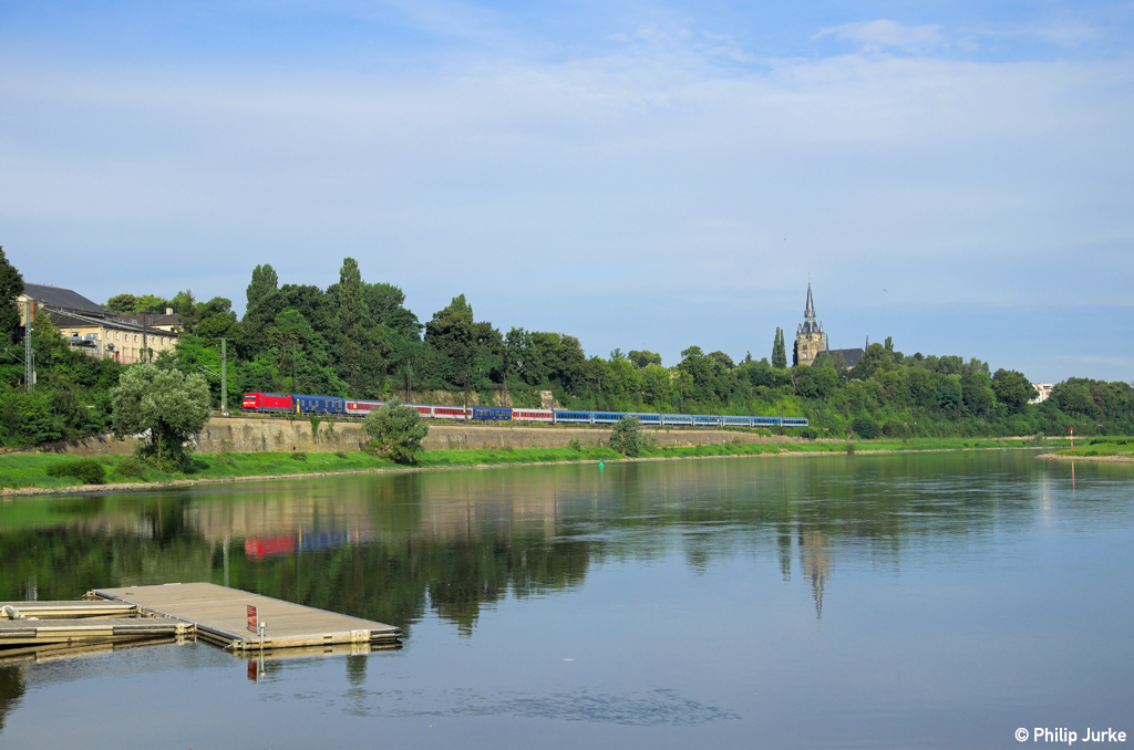 101 084-2 mit dem EC 171 (Berlin - Budapest), CNL 50447 (Amsterdam - Prag) sowie dem CNL 50473 (Kopenhagen - Prag) am 18.08.2013 bei Dresden-Cotta.

