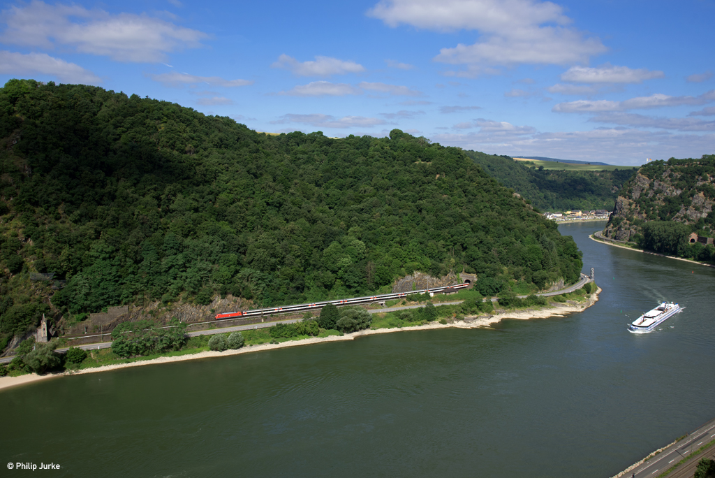101 122-0 mit dem EC 7 (Hamburg-Altona - Interlaken Ost) am 24.06.2017 zwischen Bett- und Kammereck-Tunnel bei Urbar.
