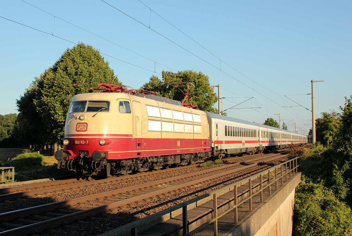 103 113-7 am IC2518 bei Br�hl am 05.09.2013