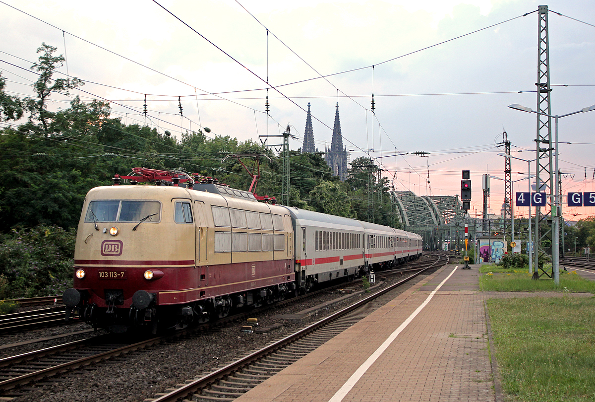 103 113-7 am IC2518 in K�ln Messe/Deutz am 06.09.2013