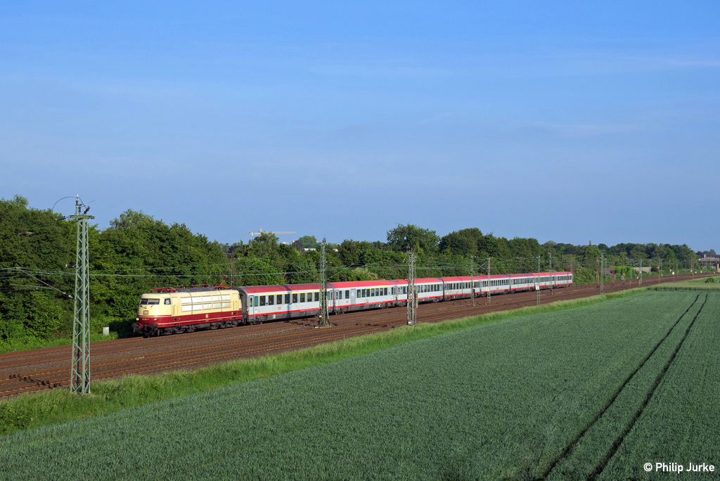 103 113-7 mit dem IC 118 (Salzburg Hbf - Münster(Westf)Hbf) am 17.05.2014 bei Langenfeld.
