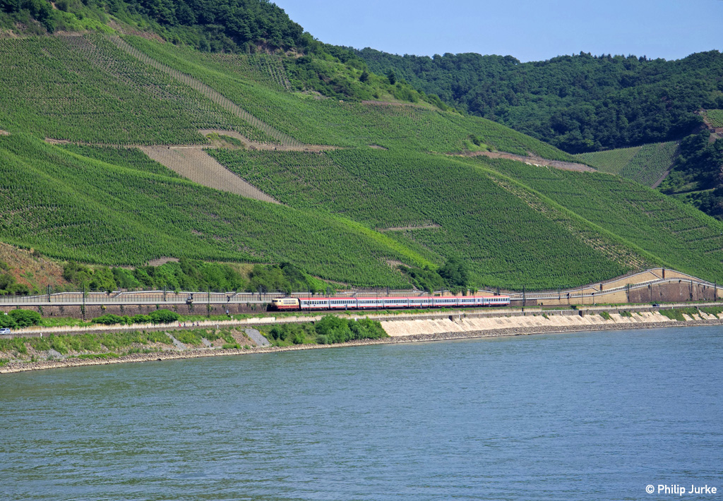 103 113-7 mit dem IC 119 (Münster(Westf)Hbf - Innsbruck Hbf) am 07.06.2014 bei Boppard.

