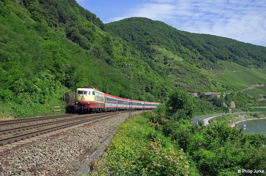 103 113-7 mit dem IC 119 (Münster(Westf)Hbf - Innsbruck Hbf) am 07.06.2014 bei Boppard.
