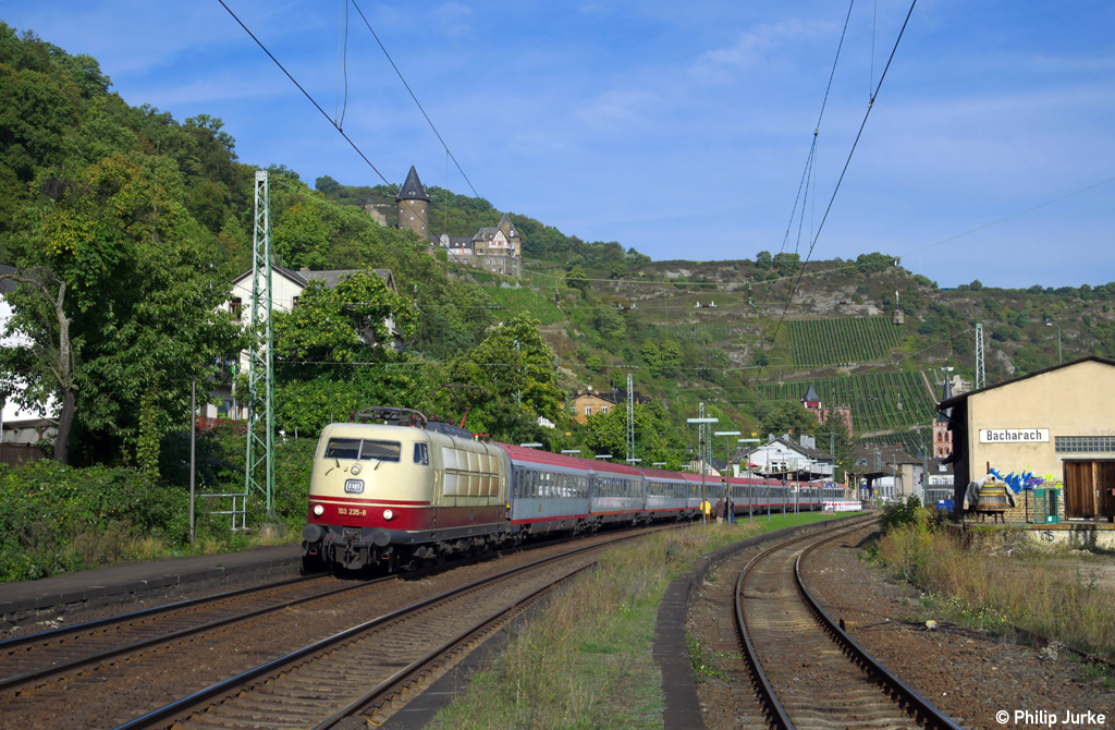 103 235-8 mit dem IC 119 von M�nster(Westf) nach Innsbruck Hbf am 03.10.2013 in Bacharach.

