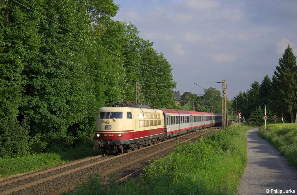 103 235-8 mit dem IC 118 (Innsbruck Hbf - Münster(Westf)Hbf) am 11.06.2014 bei Solingen-Ohligs.
